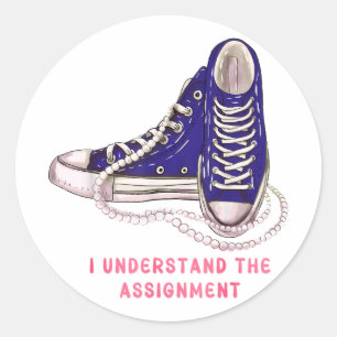 Jag förstår att det är "Assignation Blue Sneakers Runt Klistermärke