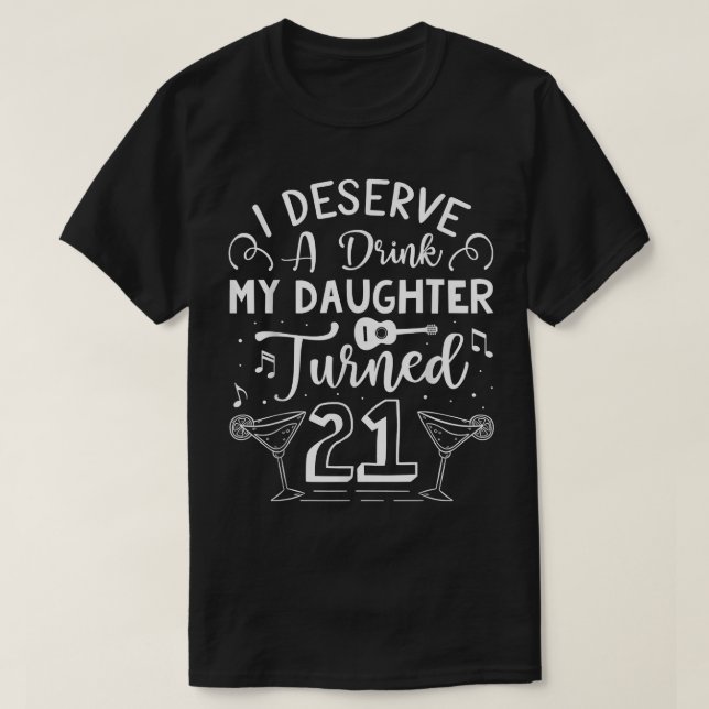 Jag förtjänar en drink, min dotter blev 21 lustigt t shirt (Design framsida)