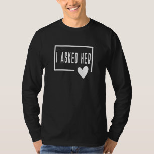 Jag frågade hennes Groom Bride Förlovning Make-fru T Shirt