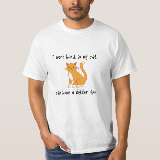 Jag fungerar hårt, så min katt kan ha ett bättre tee shirt