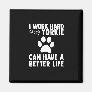 Jag fungerar hårt, så min Yorkie tass kan ha Magnet