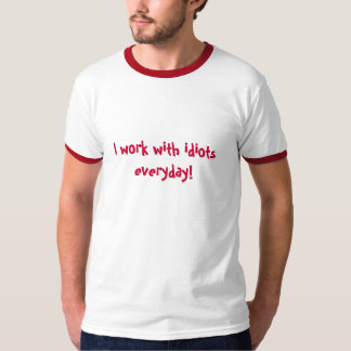 Jag fungerar med dagliga idioter! t-shirt