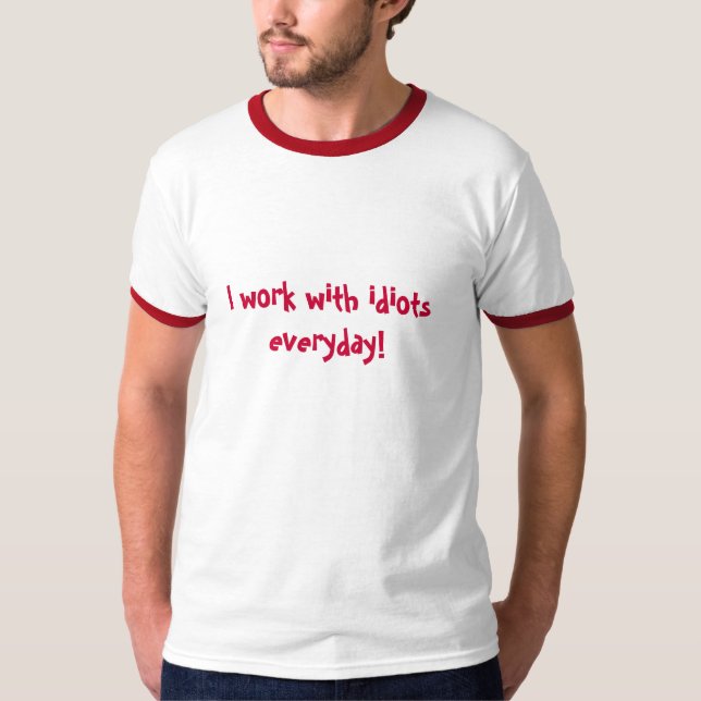 Jag fungerar med dagliga idioter! t-shirt (Framsida)