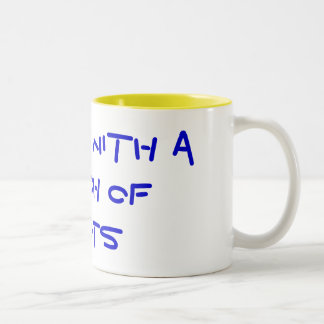 Jag fungerar med en grupp av idioter Två-Tonad mugg