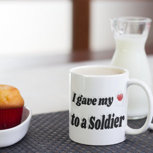 Jag gav mitt hjärta till en soldat svart text jumbo mugg