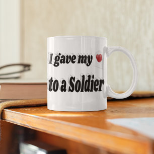 Jag gav mitt hjärta till en soldat svart text kaffemugg