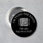 Jag Giftar Mig Köp En Shot Sängvättningsfest Knapp<br><div class="desc">Rolig svensexep knapp för brudgummen som säger "Jag ska knyta knuten,  kan du köpa en shot till mig?". Design i svart med vita bokstäver och en QR-kod med appnamnet för mobilbetalning.</div>