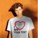 Jag gillar anpassadets fototextskjortor t shirt<br><div class="desc">Skapa din egen I Kärlek My Photo Text T-Shirt med den här moderna och rolig tröja-mallen med ett modernt sans-serif-teckensnitt och flickvän, fru, pojkvän eller make-foto i ett stort rött hjärta. Lägg till ett eget foto, ditt namn eller någon annan personlig. Den s.k. T-shirt-mallen "I kärlek My Girlkompis" är en...</div>