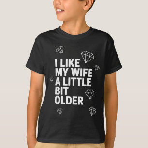 Jag gillar att min fru är lite äldre rolig utsaga t shirt