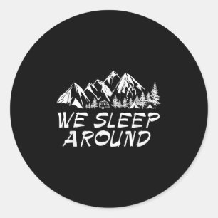 Jag Gillar Att Vi Sover Runt Roligt Present Campin Klistermärke