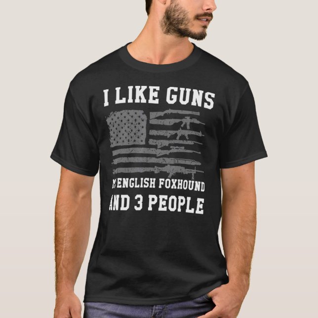 Jag gillar Guns, mitt engelska foxhound och tre pe T Shirt (Framsida)