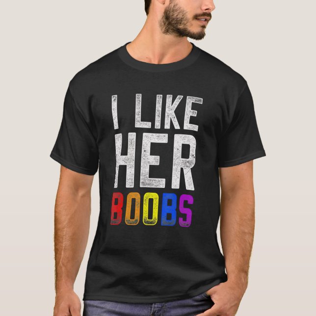 Jag gillar hennes boobes LGB Pride Rainbow Support T Shirt (Framsida)
