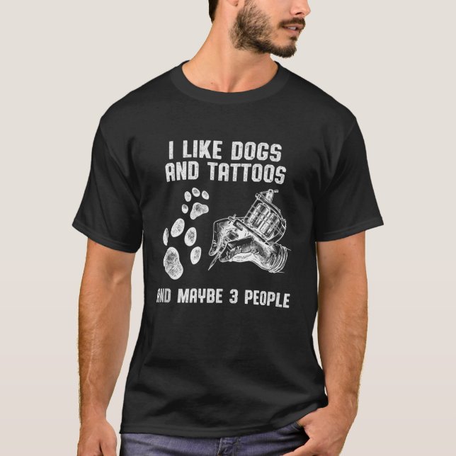 Jag gillar Hundar och tatueringar och kanske tre K T Shirt (Framsida)