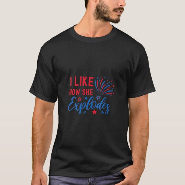 Jag gillar hur hon exploderar i Fireworks Funny Co T Shirt (Framsida)