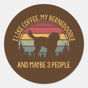 Jag gillar kaffe i Bernedoodle och kanske tre pers Runt Klistermärke