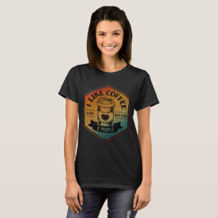 JAG GILLAR KAFFE OCH KANSKE 3 PERSONER T-Shirt