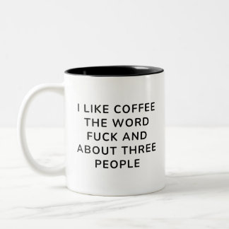 Jag gillar kaffe ordet f*ck och ungefär tre person Två-Tonad mugg