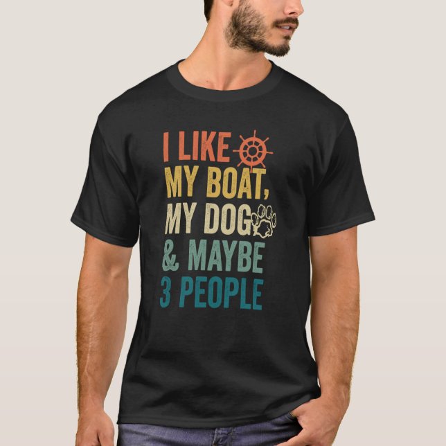 Jag gillar min båt min Hund och kanske 3 personer  T Shirt (Framsida)