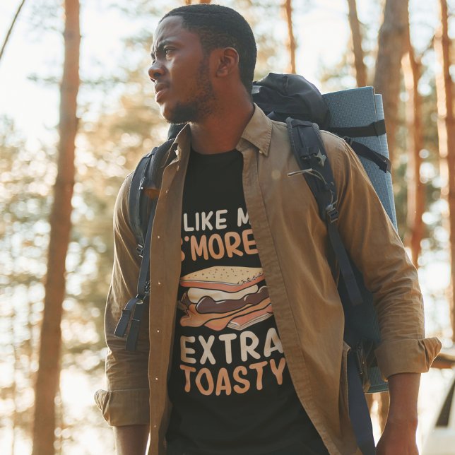 Jag gillar min S'Mores Extra Toasty T-Shirt (Man at a camp site wearing "I Like My S'Mores Extra Toasty" t-shirt.)