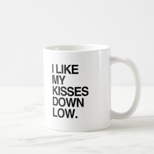 JAG GILLAR MINA KYSSAR LÅGT NER -.png Kaffemugg
