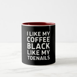 Jag gillar mitt kaffe svart som mina tånaglar Två-Tonad mugg