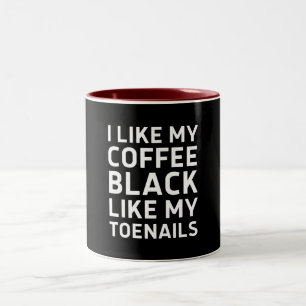 Jag gillar mitt kaffe svart som mina tånaglar Två-Tonad mugg