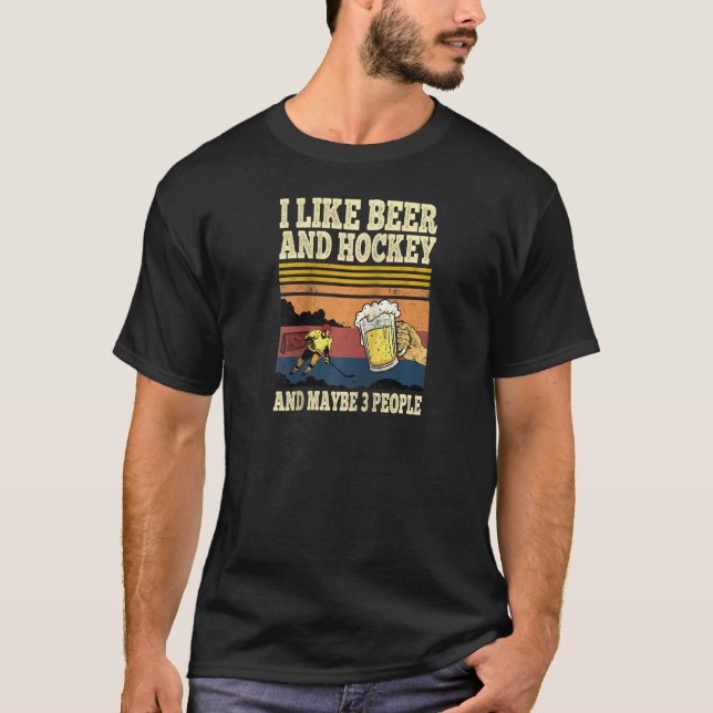 Jag gillar öl och hockey och kanske tre personer.. t shirt (Framsida)