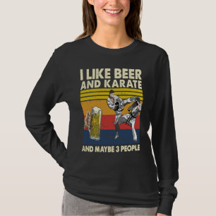 Jag gillar öl och karate och kanske 3 personer vin t shirt