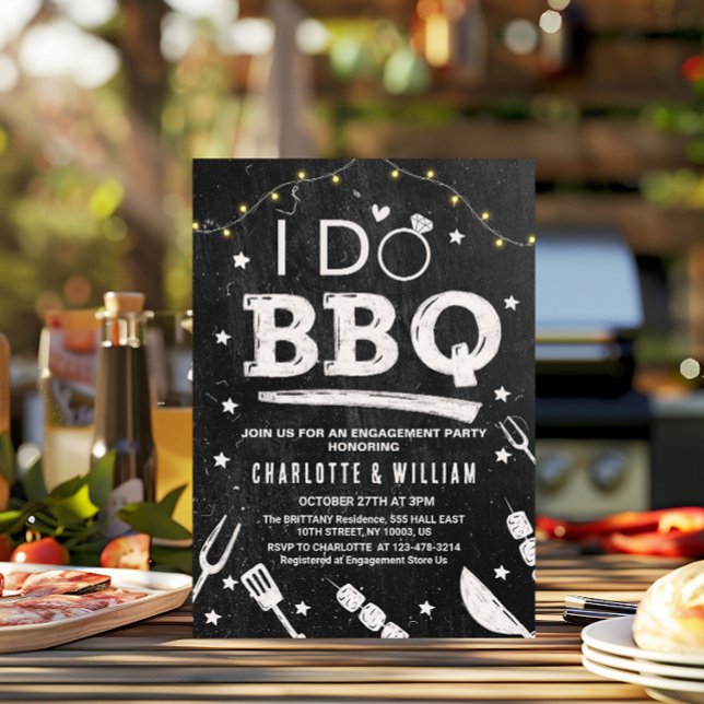 Jag gör BBQ-strängljus lantlig förlovningsfest Inbjudningar (I Do BBQ String Lights Rustic Chalkboard Engagement Party Invitation black and white vintage grunge )