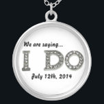 Jag gör Bröllop Bling för att spara datumet Neckla Silverpläterat Halsband<br><div class="desc">Bröllop Bling sparar datumet Necklace. Anpassa bakgrunden till färg genom att markera Redigera och bakgrund om du vill ändra färg till en skuggning av gult,  rött,  blått,  grönt,  orange,  rosa. Ändra teckensnitt,  datum och/eller lägg till bild eller text.</div>