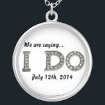 Jag gör Bröllop Bling för att spara datumet Neckla Silverpläterat Halsband<br><div class="desc">Bröllop Bling sparar datumet Necklace. Anpassa bakgrunden till färg genom att markera Redigera och bakgrund om du vill ändra färg till en skuggning av gult,  rött,  blått,  grönt,  orange,  rosa. Ändra teckensnitt,  datum och/eller lägg till bild eller text.</div>