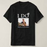 JAG GÖR Förlovning Ring par Photo Namn Minimalist T Shirt<br><div class="desc">Jag gör Förlovning Ring Couppes foto och Namn minimalistiska Lycklig och Roligt T-Shirt. Fira din speciella händelse med den här söta T-Shirt. Alla texterna är i förväg ordnade så att du enkelt och snabbt kan ändra dem med dina egna detaljer.</div>