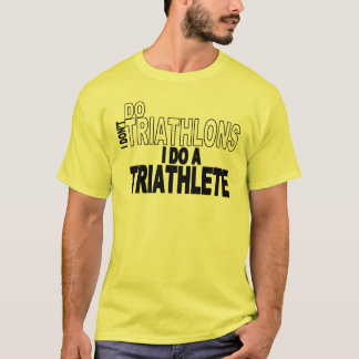 Jag gör inte Triathlons som jag gör en Triathlete T-shirt