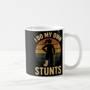 Jag Gör Mina Egna Stunts Flickor Benbrott Kommer A Kaffemugg