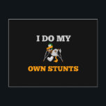 Jag Gör Mina Egna Stunts Rolig Anka Vykort<br><div class="desc">Tycker du om roliga talesätt? Då kommer du definitivt att gilla detta roliga talesätt! "Jag gör mina egna stunts rolig anka" är perfekt om du vill skratta och är perfekt som en present.</div>