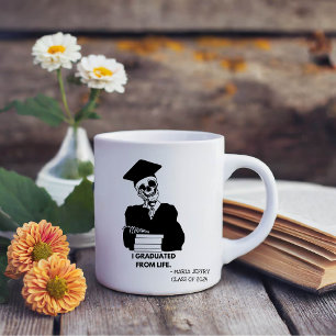 JAG GRADULERADE FRÅN LIV, STUDENTEN ÖVERLEVOR KAFFEMUGG