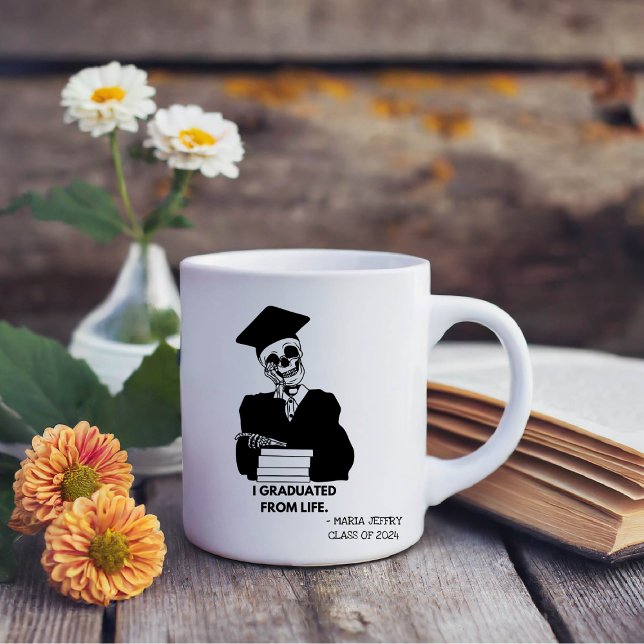 JAG GRADULERADE FRÅN LIV, STUDENTEN ÖVERLEVOR KAFFEMUGG (Skapare uppladdad)