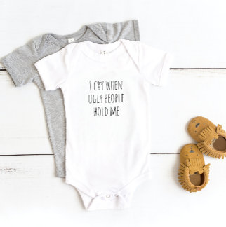 "Jag Gråter när fula människor håller mig" Baby Bo T Shirt