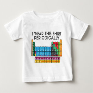 Jag ha på sig denna periodvis t-shirt