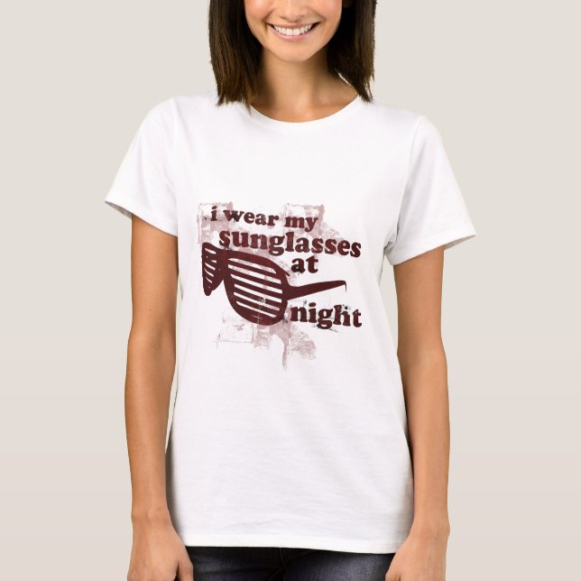 Jag ha på sig min solglasögon på natten t-shirt (Framsida)