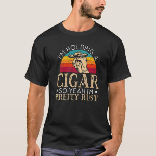 Jag håller en cigarr så jag är Söt Busy Cigare T Shirt