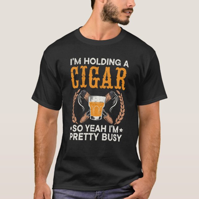 Jag håller en cigarr så jag är Söt Busy Cigare T Shirt (Framsida)
