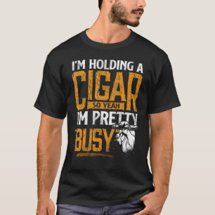 Jag håller en cigarr så jag är Söt Busy Smokin T Shirt