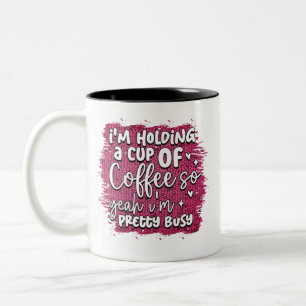Jag håller en kopp kaffe