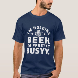 Jag håller en öl jag är Söt Busy-design. T Shirt