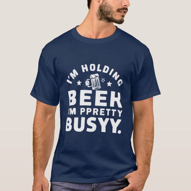 Jag håller en öl jag är Söt Busy-design. T Shirt (Framsida)