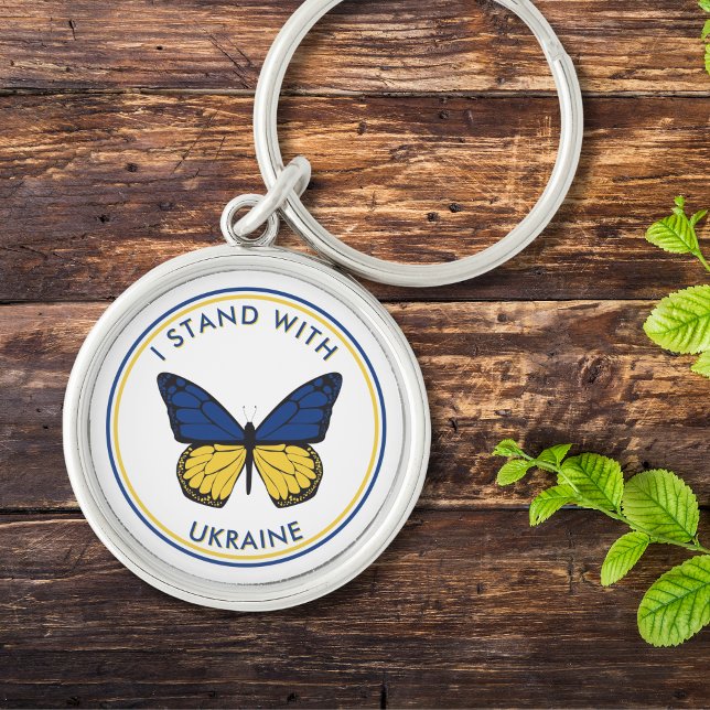 Jag håller med Ukraina om en redigerbar fjäril-des Rund Silverfärgad Nyckelring (Text is editable - replace with other text if you wish.  Use design tool to adjust text curvature)