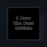 Jag har den bäst cubiclen. Svart vitanpassningsbar Knapp<br><div class="desc">Jag har den bäst cubiclen. Har du den bäst cubiclen i kontoret? Visa av vad du tänker av din egna workspace,  eller ge sig ut till någon som du tänkan förtjänar något ordstävet att de har den bäst cubiclen.</div>