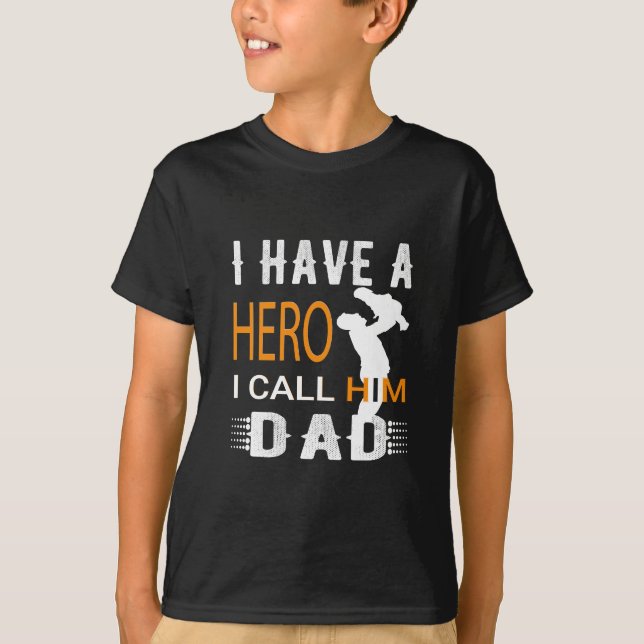 JAG HAR EN HERO JAG KALLAR HIM PAPPA T SHIRT (Framsida)
