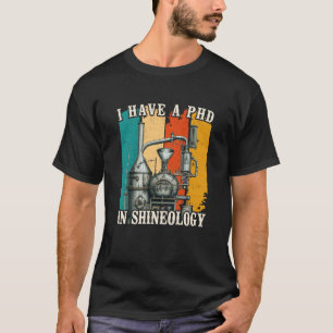 Jag har en PHD i Shineology Moonshiner Rednacke T Shirt